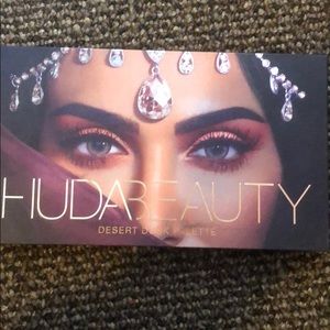 Huda beauty Desert Dusk Palette